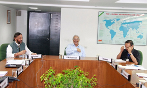 B K Chaturvedi (Chair) with R K Pachauri and C Dasgupta, 7 October 2013