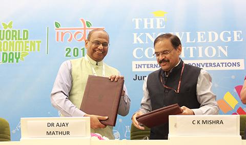 Dr Ajay Mathur DG TERI and Mr  CK Mishra Secretary MOEFCC sign MoU to set up a Resource Efficiency Cell at the Ministry